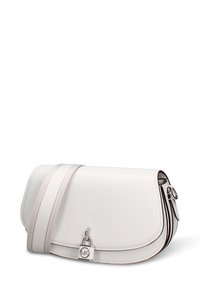 Witte leren crossbodytas met een klep die over de voorkant vouwt, zilverkleurig beslag en een afneembare band. Voorzien van een geperst logo en contrasterende stiksels.