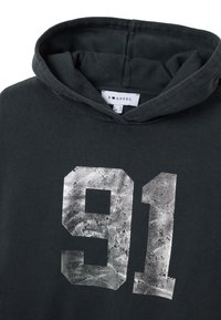 Felpa nera con cappuccio e tasca a marsupio frontale, caratterizzata da una stampa argentata usurata con il numero "91" e coulisse per il cappuccio. Morbido cotone.