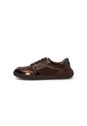 Zapatilla baja marrón con suela oscura, cordones en la parte delantera, cremallera lateral y detalle metálico en la puntera y el talón.