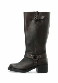 Rudos odinės iki kelių botas su apvaliu pirštu, sagties akcentais ir blokiniu kulnu. Lygi tekstūra ir minimalūs siuvimo detalės.