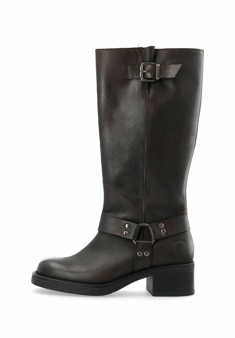 Rudos odinės iki kelių botas su apvaliu pirštu, sagties akcentais ir blokiniu kulnu. Lygi tekstūra ir minimalūs siuvimo detalės.