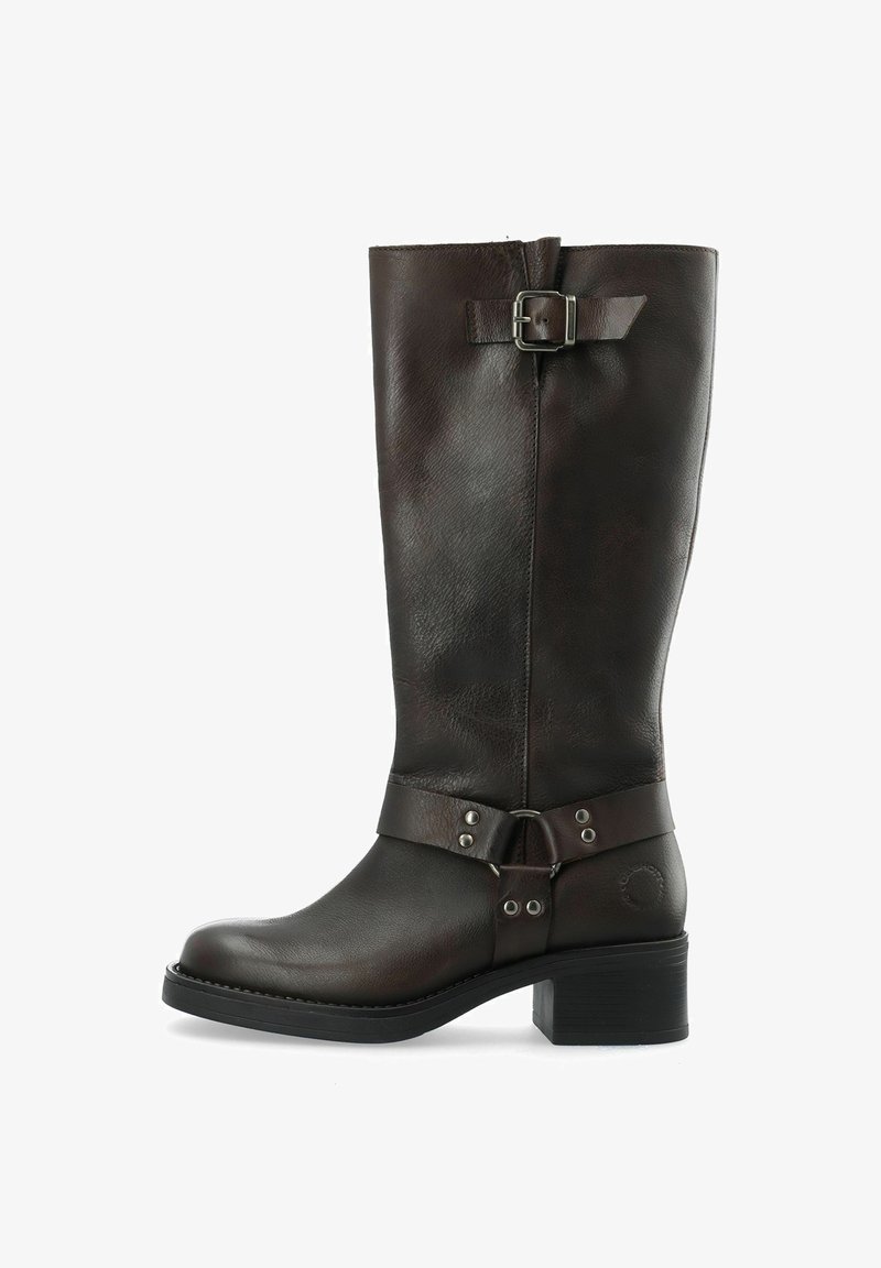 Rudos odinės iki kelių botas su apvaliu pirštu, sagties akcentais ir blokiniu kulnu. Lygi tekstūra ir minimalūs siuvimo detalės.