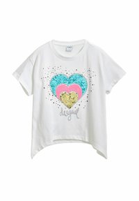 Weißes T-Shirt mit kurzen Ärmeln, das ein Paillettendesign in Herzform in Blau, Pink und Gold zeigt, verziert mit schwarzen Sprenkeln und silberner Schrift.