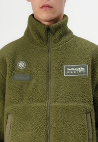 Red Bull Racing x Pepe Jeans EXPLORER  - Flīsa jaka - military green