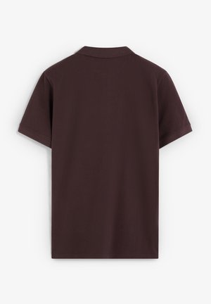 Polo de manga corta en burdeos oscuro con cuello clásico, textura de algodón suave y un diseño simple y sin adornos. Vista trasera mostrada.