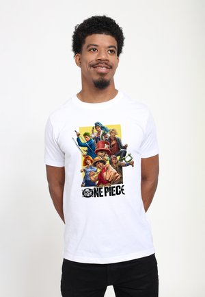 Weißes Baumwoll-T-Shirt mit farbenfroher Grafik mehrerer Charaktere aus "One Piece" und fettem schwarzem Text unter der Illustration.