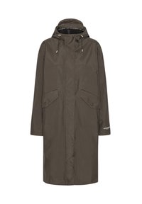 Abrigo impermeable verde oliva con capucha con cordón, dos bolsillos frontales con solapa y corte recto. Presenta un logo sutil en la manga.