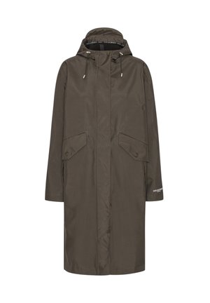 Abrigo impermeable verde oliva con capucha con cordón, dos bolsillos frontales con solapa y corte recto. Presenta un logo sutil en la manga.