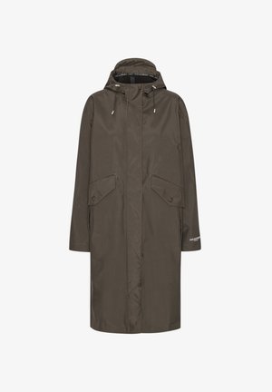 Manteau imperméable vert olive avec une capuche à cordon, deux poches avant à rabat et une coupe droite. Présente un logo discret sur la manche.