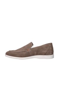 Graue Wildleder-Schlupfschuhe mit weißer Sohle, ausgestattet mit einem subtilen Nähdesign und einem orangefarbenen Akzent an der Seite.