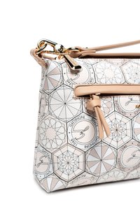 Texturovaná umělá kožená taška v světle růžové a krémové barvě, zdobená geometrickými vzory, zlatými detaily a zipovou kapsou s třásní.