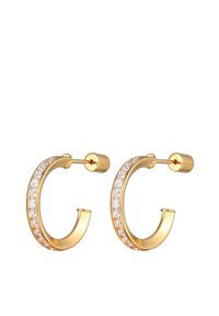 Guld hoops øreringe med en glat overflade, prydet med en række klare syntetiske sten langs den ene side. Klassisk og cirkulært design.