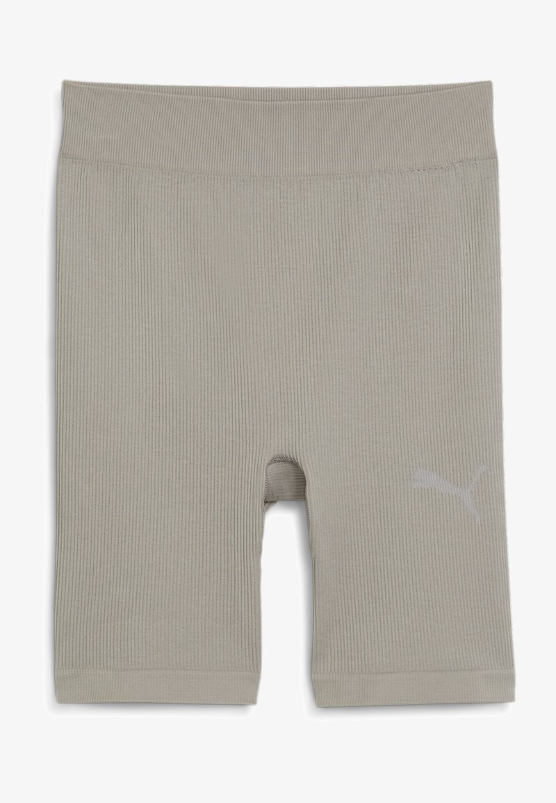 Shorts de sport gris clair à côtes avec une texture lisse, présentant un logo sur le côté inférieur droit et une longueur mi-cuisse.