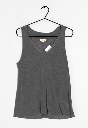 Szary bezrękawnik Diesel z dekoltem w serek na czarnym wieszaku z metką marki i białą metką cenową na białym tle.