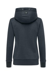 Felpa blu scuro con cappuccio regolabile, polsini a coste e un logo discreto sulla parte alta della schiena. Tessuto morbido e design aderente.