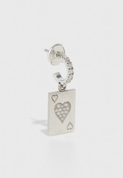 Orecchini a forma di cuore in argento con un design a carta, caratterizzati da una superficie texturizzata e strass incastonati, attaccati a un grande cerchio.
