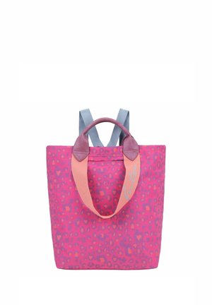 Roze en paars leopardprint draagtas met dubbele handvatten, voorzien van een brede roze band met cursieve tekst en twee blauwe schouderbanden.