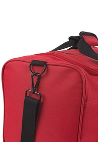 Bolsa de lona roja con cierre de cremallera, correas de tejido negro y un clip de metal. Superficie texturizada y forma rectangular.