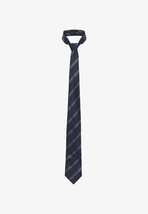 Corbata azul oscuro a rayas con un nudo Windsor suelto sobre un fondo blanco.