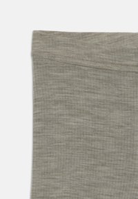 Grått, lättviktigt tyg med en mjuk, texturerad yta och ett slätt midjeband. Har ett subtilt melerat mönster.