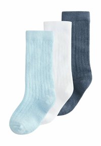 Trois paires de chaussettes côtelées en bleu clair, blanc et bleu foncé. Chaque chaussette présente une texture lisse et un design de longueur classique.