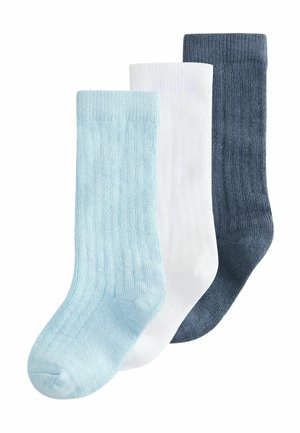 Tre paia di calzini a coste in azzurro chiaro, bianco e blu scuro. Ogni calzino presenta una texture liscia e un design di lunghezza standard tipo crew.