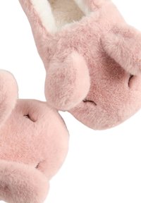 Růžové plyšové pantofle s detaily ve tvaru králičí tváře, kulatý tvar, měkká textura a ušima po stranách. Podšité bílým materiálem.