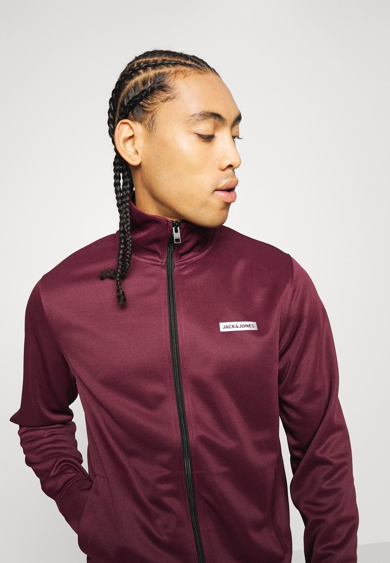Herren Trainingsanzüge | Jack & Jones Performance JCOZPOLY SUIT Trainingsanzug port royale/bordeaux - US92991 Herren Trainingsanzüge | Jack & Jones Performance JCOZPOLY SUIT Trainingsanzug port royale/bordeaux - US92991