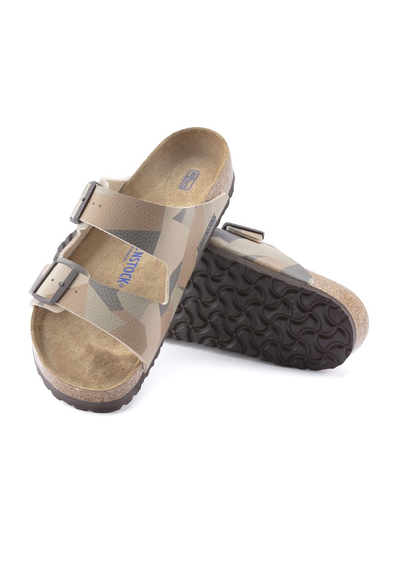 Sandali piattaforma color oro con due fascette regolabili, tomaia stampata, soletta in sughero e suola in gomma testurizzata con design a battistrada circolare.