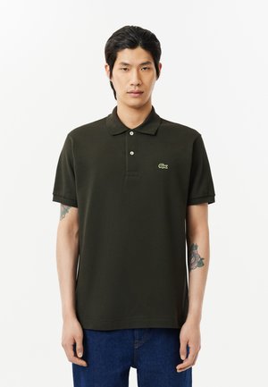 Dunkelgrünes Polo-Shirt mit strukturiertem Finish, zwei-Knopf-Leiste und kleinem Logo auf der linken Brust. Kurze Ärmel, aus einem Baumwoll-Mischgewebe.
