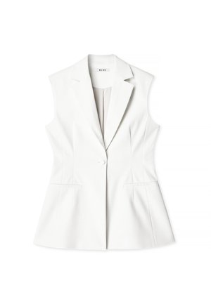 Blazer sin mangas blanco con un diseño ajustado, escote en V, costuras sutiles, cierre de un solo botón y dos bolsillos frontales. Textura de tela suave.