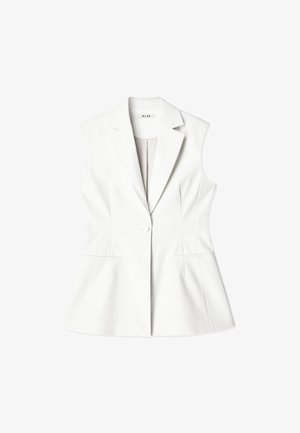 Blazer sin mangas blanco con un diseño ajustado, escote en V, costuras sutiles, cierre de un solo botón y dos bolsillos frontales. Textura de tela suave.
