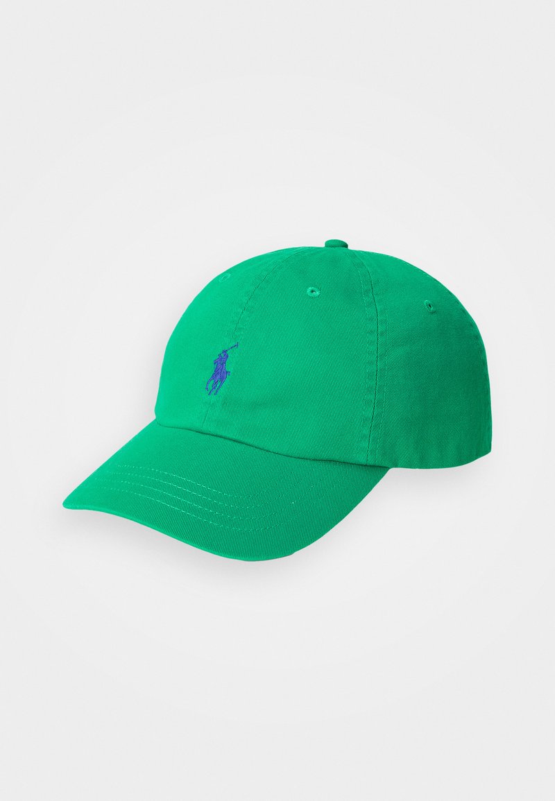 Boné de beisebol verde em algodão com a aba curvada, apresentando um pequeno logotipo bordado roxo na frente e orifícios de ventilação na parte superior.