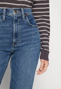 Madewell ROADTRIPPER BOY - Calças de ganga de perna direita - kinzie wash
