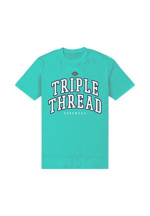 Türkisfarbenes kurzärmeliges T-Shirt mit "TRIPLE THREAD" in fetten weißen Buchstaben, die schwarz umrandet sind, und kleinem "HOOPWEAR"-Text darunter.