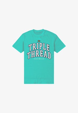 Turkusowy T-shirt z krótkim rękawem z napisem "TRIPLE THREAD" dużymi białymi literami obramowanymi na czarno oraz małym napisem "HOOPWEAR" poniżej.