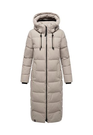 Abrigo acolchado largo de color beige con capucha, que cuenta con un cierre de cremallera en la parte delantera, puños elásticos y un diseño acolchado. Diseñado para ofrecer calidez y cobertura.