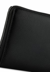 Portafoglio in pelle nera con superficie texturizzata, dotato di chiusura a zip lungo il bordo e dettagli metallici lungo la zip.