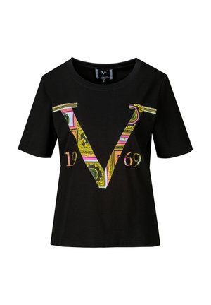 T-shirt noir à manches courtes avec un grand motif coloré "V" et les numéros "19" et "69" sur le devant.