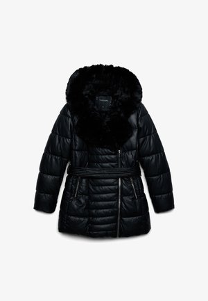 Giacca nera imbottita con cappuccio in pelliccia sintetica, tasche con zip, cintura in vita arricciata e texture trapuntata. L'etichetta interna riporta la scritta "CALLIOPE."