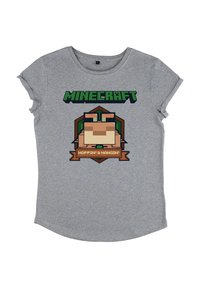 Šedé tričko s krátkým rukávem, které zobrazuje pixelovanou postavu z Minecraftu a text "HOPPIN' & HANGIN'" v zelené a hnědé barvě na designovém odznaku.