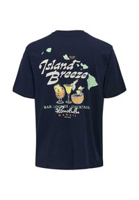 Marineblaue Baumwoll-T-Shirt mit einem grafischen Druck, der den Text "Island Breeze", Cocktails und eine Karte von Hawaii in hellgrün zeigt.