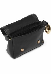 Čierna kožená kabelka s textúrovaným povrchom, so zipsom, zlatými kovovými detailmi a uzatváraním na zacvaknutie. Otvorený pohľad ukazujúci vnútorné usporiadanie.