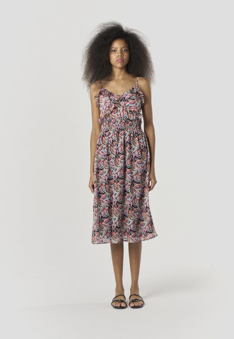 Ärmelloses Kleid mit Blumenmuster, gerafftem Ausschnitt, tailliertem Bund und einem Saum bis zur Mitte der Wade, in lebendigen Farben vor hellem Hintergrund.