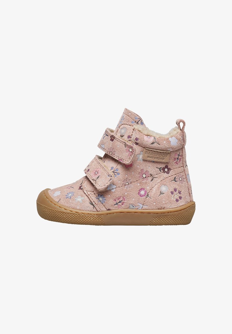 Zapato rosa para niña pequeña con estampado floral, dos correas de velcro, forro de felpa y suela de goma, etiquetado como "Barefoot Naturino."