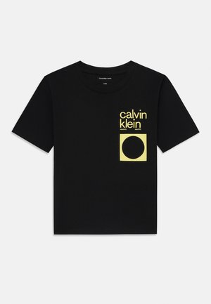 - T-shirt z nadrukiem