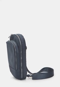 Borsa a tracolla blu realizzata in materiale testurizzato, dotata di doppi zip, corpo piatto e tracolla regolabile per una maggiore versatilità.