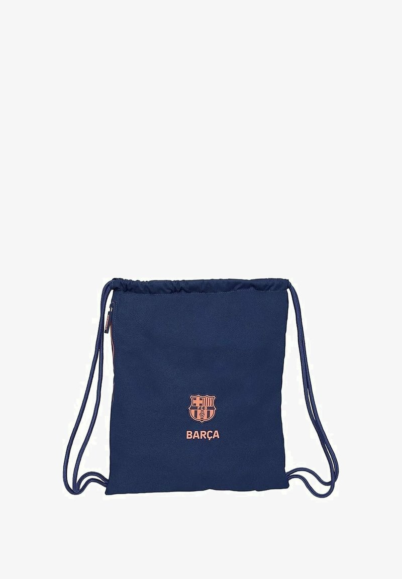 Granatowa torba na sznurek wykonana z materiału, z centralnym logo w koralowym kolorze. Prosty prostokątny kształt z regulowanymi ramiączkami. Kieszeń na zamek.