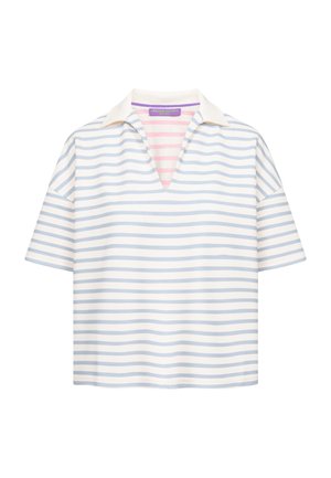 Wit T-shirt met korte mouwen en lichtblauwe horizontale strepen, crèmekleurige kraag en V-halsopening die een roze-wit gestreepte binnenkant toont.