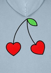 Hoodie blu chiaro con un design ricamato di due cuori rosse collegate da contorni neri e una foglia verde nella parte superiore.